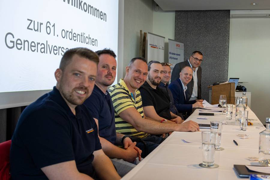 Geschlossen vor dem Start: Der gesamte Vorstand von Carrosserie Suisse Aargau vor der Versammlung.