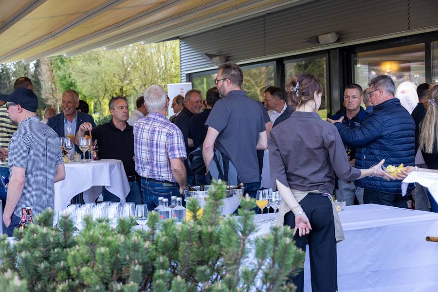 Changement de décor : pour l’apéritif, les invités se sont retrouvés dans le jardin et le pavillon du Golf Restaurant Aarau West.