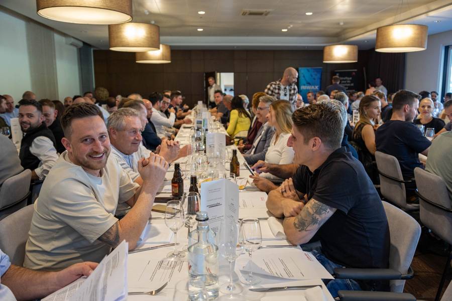 Un auditoire attentif : dans le pavillon, les invités et membres votants attendent l’annoncée des thèmes de l’assemblée générale. 