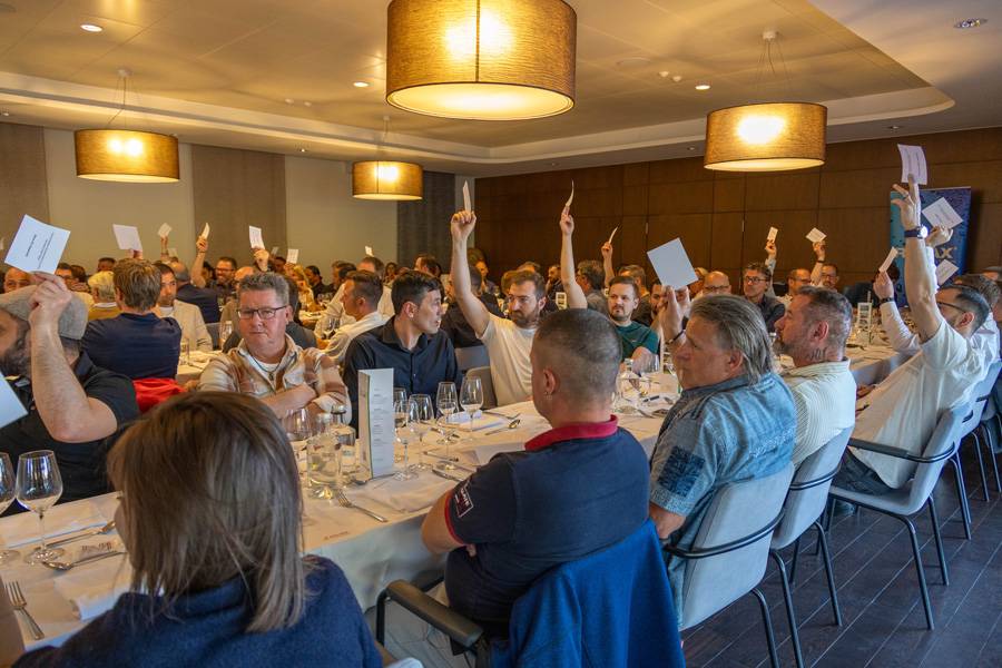 Des positions claires : les votants signalent leur approbation en levant des feuilles blanches. 