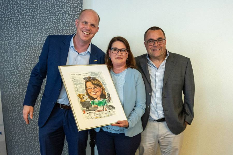 Un adieu digne, avec un sourire courageux malgré l’émotion : Martin Leiser, Denise Ammann – membre d’honneur – avec caricature, et Michael Hallauer. 