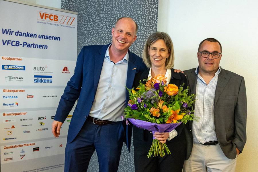 Des fleurs pour Nelly Diaco : nouvelle figure forte du secrétariat, elle reprend une partie des tâches de Denise Ammann.