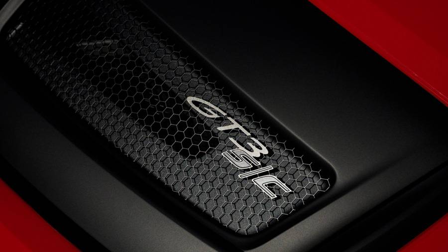 Le monogramme posé sur la poupe résume le programme: une nouvelle lecture de l’univers GT, avec construction allégée, moteur atmosphérique et un minimum de concessions.