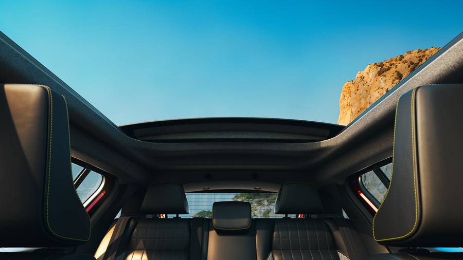 Die Dachöffnung fällt mit 92 Zentimetern Länge und 80 Zentimetern Breite grosszügig aus. Entscheidend ist aber: Das Konzept wurde von Anfang an mitgedacht, weshalb die wesentlichen Fahrzeugqualitäten erhalten bleiben sollen.