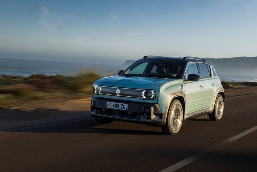 Le R4 électrique reste fidèle à son style néo-rétro très affirmé, mais s’offre ici une déclinaison plus ouverte. En Suisse, cette version est proposée à partir de CHF 36'300.-.