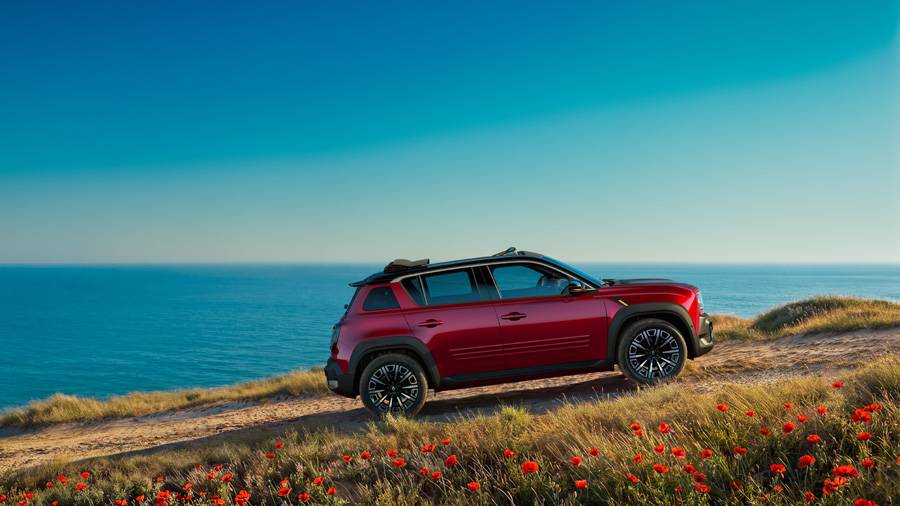 La silhouette caractéristique demeure intacte, même si l’ensemble gagne visuellement en légèreté. Renault y réinterprète l’esprit de l’ancienne R4 Plein Air dans une lecture résolument contemporaine.