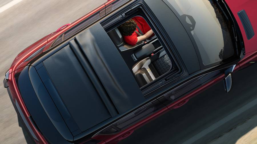 Au quotidien, cette version ne mise pas seulement sur l’ambiance, mais aussi sur la simplicité d’usage: la capote souple s’ouvre en plusieurs positions, par simple pression sur un bouton, via la clé ou par commande vocale.