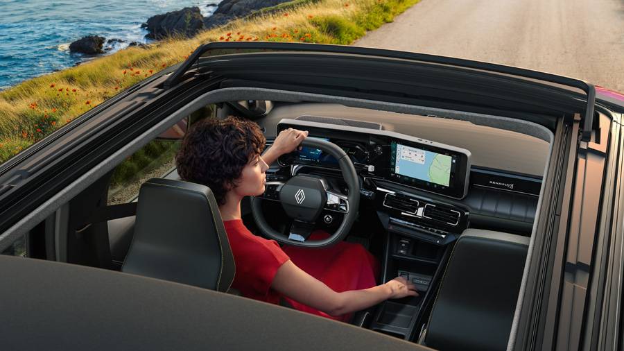 À bord, l’atmosphère plus lumineuse s’accorde avec l’architecture numérique déjà connue du modèle. Dans le même temps, toute la gamme bénéficie d’évolutions techniques supplémentaires, notamment du côté de la surveillance du conducteur.