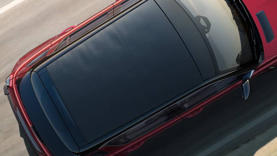 Au-delà de la capote, la gamme profite aussi d’un renforcement de ses aides à la conduite. Le véhicule dispose désormais de 28 assistances, dont un système capable d’arrêter l’auto en cas d’inactivité du conducteur.