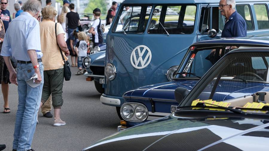 Zwischen VW Bus, Limousine und Kleinwagen: Die Gäste entdecken bei «Old Wheels Biel/Bienne» historische Fahrzeuge aus nächster Nähe.