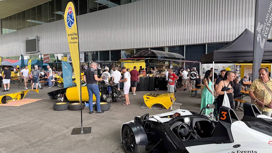 En 2025 devant la Tissot Arena : les visiteurs déambulent dans l’espace « Old Wheels Biel/Bienne » entre classiques et marché de pièces, dans une ambiance festive. 