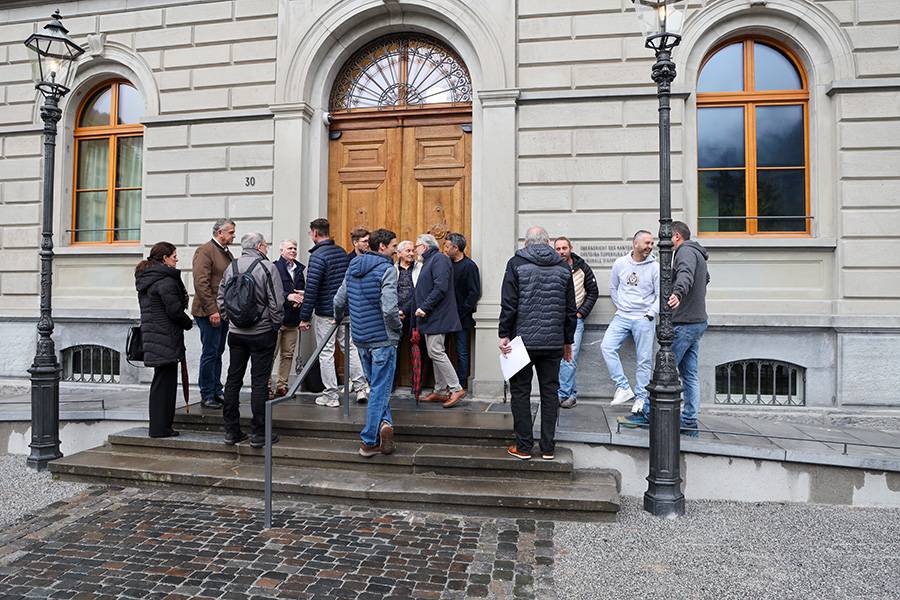 Auftakt zur Generalversammlung: Die Gäste versammeln sich vor dem Gerichtsgebäude des Bündner Obergerichts in Chur zu einer Führung. 