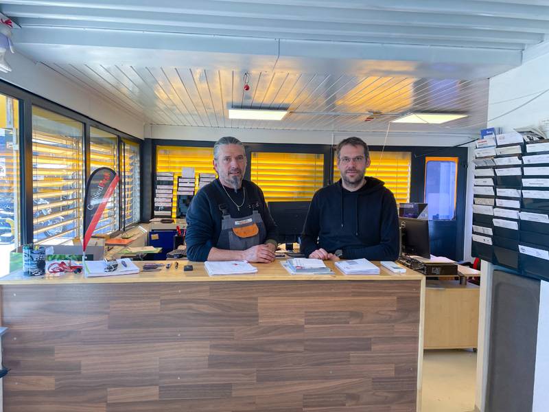 Andreas Kuster (links) und Joel Furrer am Kundenempfang – dort, wo im Alltag die Fäden zwischen Werkstatt, Organisation und Kundschaft zusammenlaufen.