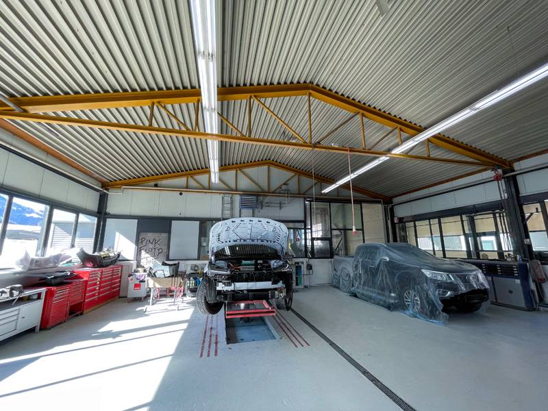 Vue de l’atelier : un espace généreux allié à une infrastructure contemporaine pour tous les travaux de réparation.