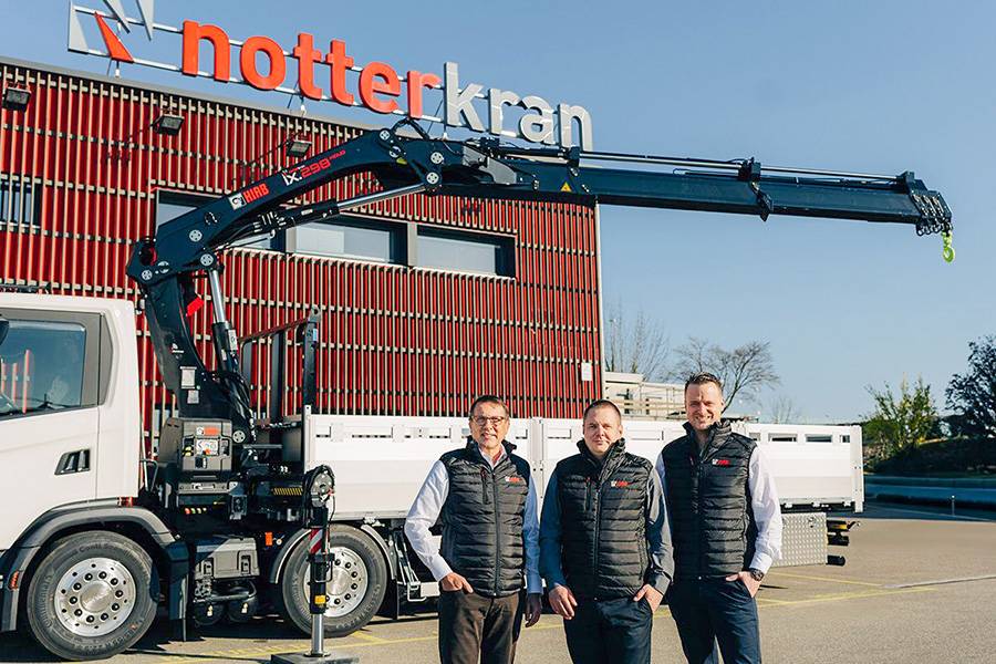 Notterkran se réorganise. Avec Michael Bertschinger (au centre) à la tête des opérations et le futur actionnaire majoritaire Contena-Ochsner AG en soutien, un nouveau chapitre s’ouvre. Sur l’image : Thomas Notter (à g.) et Patrick Schläpfer (à dr.). 