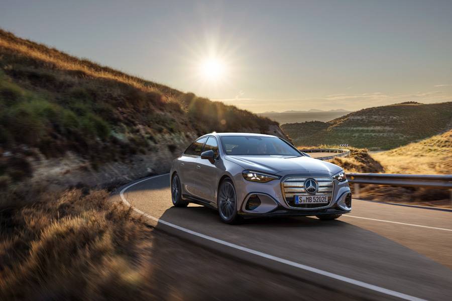 490 ch, transmission intégrale et une autonomie de premier plan: sur route sinueuse, la C 400 4MATIC électrique entend prouver que la nouvelle Classe C sait conjuguer sobriété et tempérament.