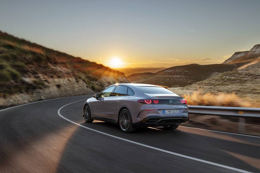 Vue de l’arrière, la nouvelle Classe C prend presque des allures de coupé à quatre portes, avec une ligne tendue, élégante et sensiblement moins sage que ne le laissait autrefois croire son patronyme.