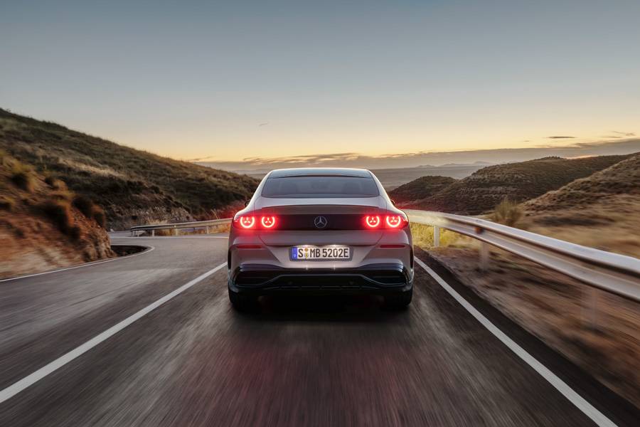 La poupe, elle aussi, soigne sa mise en scène: les feux marqués par une signature en étoile donnent à la Classe C électrique une identité bien à elle.