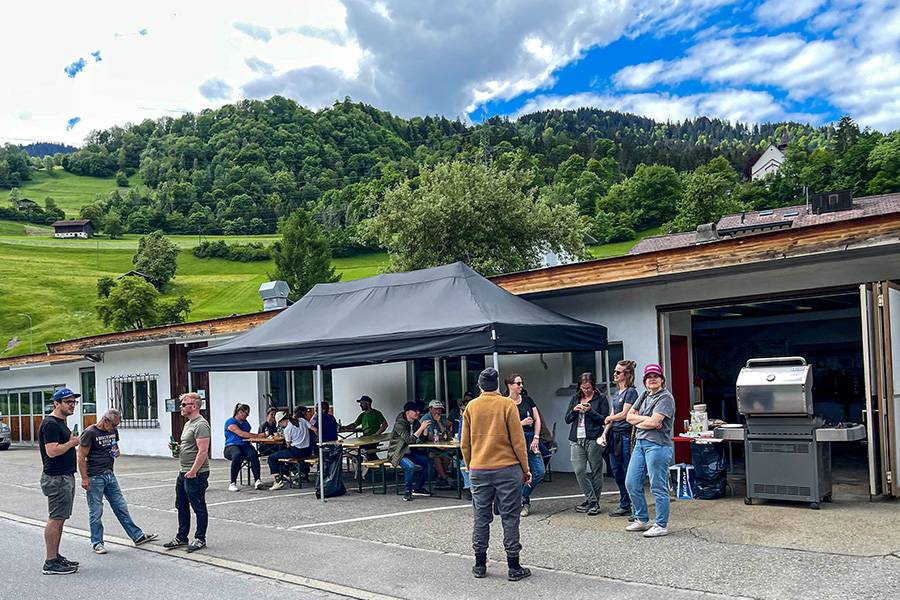 Im August 2024 wird aus der Firma Coray die «Carrosserie Waldvogel». Die kleine Festgesellschaft auf dem Bild besteht aus freiwilligen Helfern, die beim Bau des Pumptracks und der Säuberungsaktion des RhB-Wagens mitgeholfen haben.