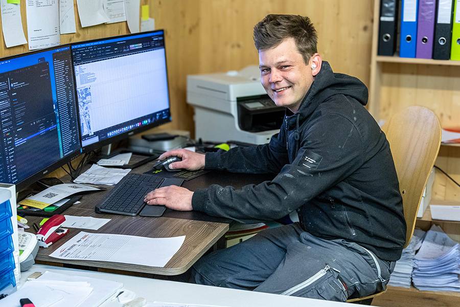 Weniger Werkstatt, mehr Büro: Im Alltag spielt sich ein Grossteil von Andrea Waldvogels Arbeit zwischen Offerten, Telefonaten und Versicherungsdossiers ab – das volle Programm eines Unternehmers.