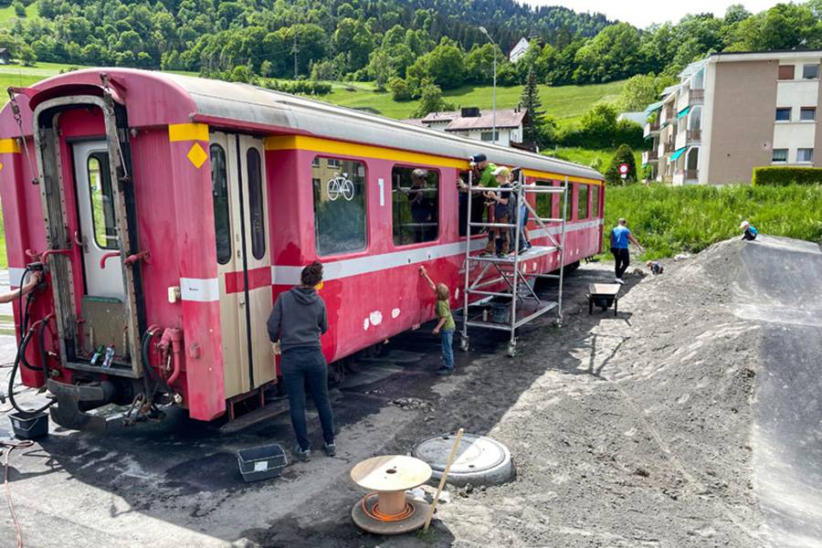 Nach vielen, vielen Arbeitsstunden und unter Mithilfe der kleinsten Reinigungskräfte präsentiert sich der Wagen in jenem Zustand, in dem langsam an die Neulackierung gedacht werden kann. 