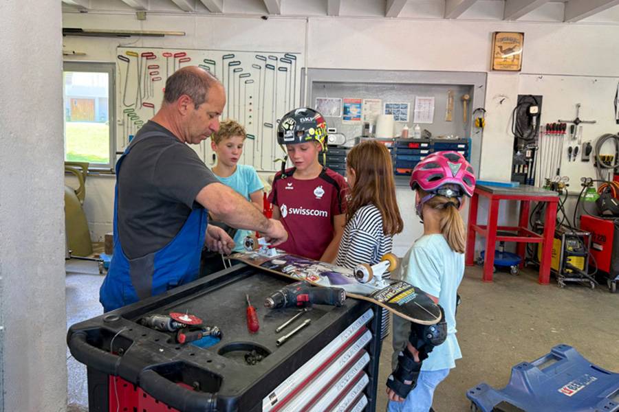 Hier wird jedem geholfen: Bei der «Carrosserie Waldvogel» schauen ab und zu auch Kinder vom benachbarten Pumptrack vorbei, um nach Hilfe für ihre beschädigten Skateboards zu bitten.