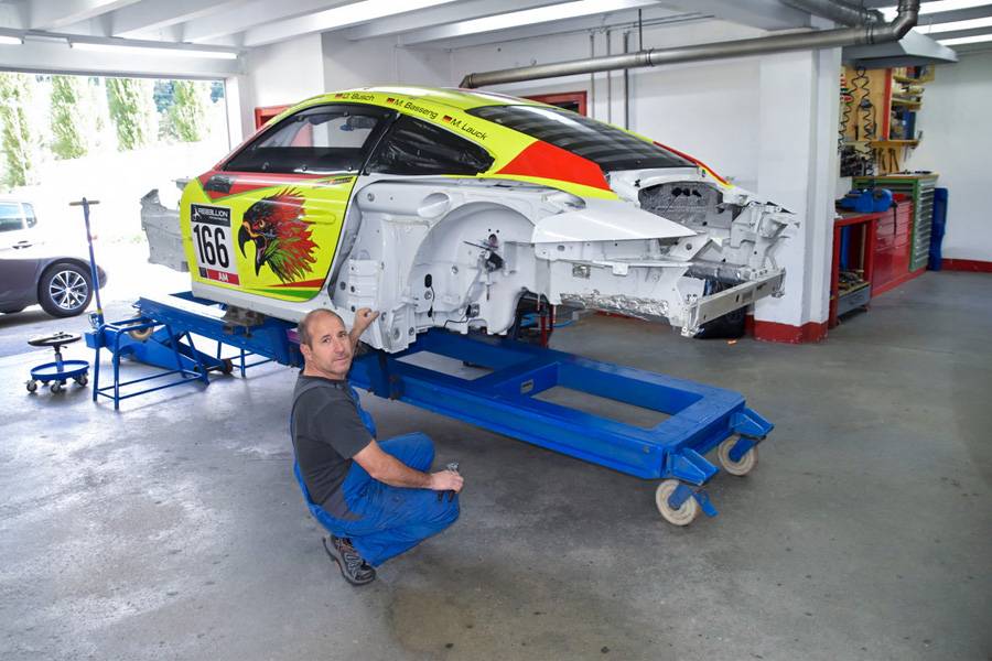Die Lust am Ungewöhnlichen. Ein arg ramponierter Porsche-Rennwagen in den Urzustand zurückzuversetzen oder ganz einfach nur . . . 