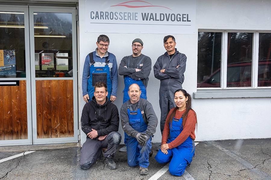L’équipe Waldvogel (accroupis, de g. à dr.): Andrea Waldvogel, Francesco Fera, Fatema Khalili Rizayee; debout (de g. à dr.): Remo Tschuor, Marino Solèr et Ezatullah Rizayee.