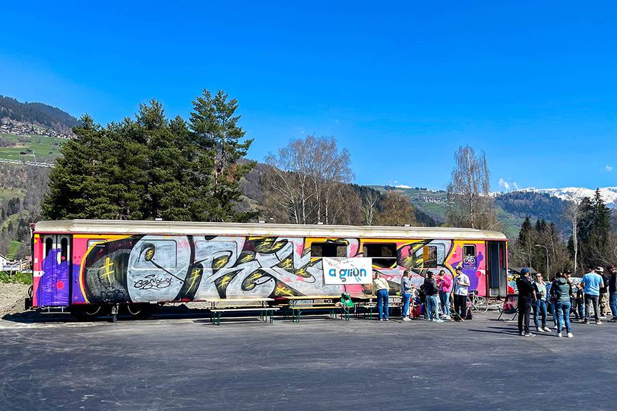 Le wagon des RhB a été livré. Les bénévoles hésitent encore: par où commencer devant une telle montagne de travail?