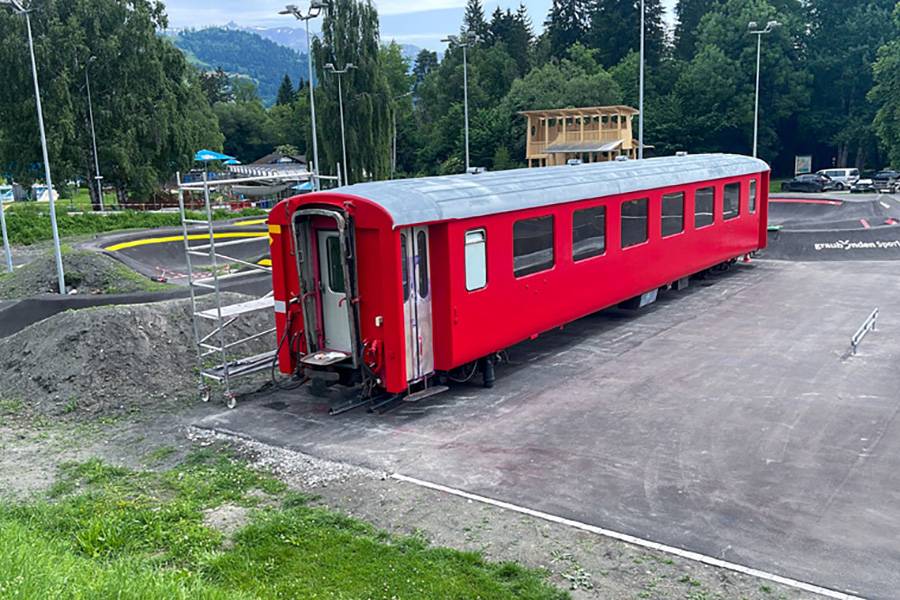 «Choge guet»: les bénévoles et les collaborateurs de «Carrosserie Waldvogel», à Ilanz, dans les Grisons, ont terminé leur travail. Le wagon brille comme au premier jour.