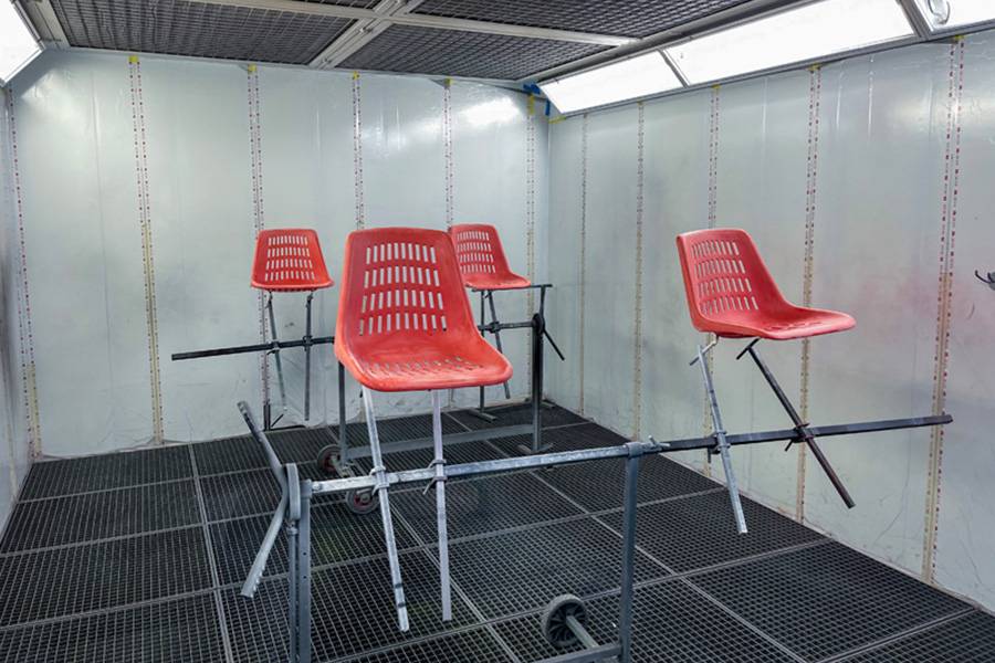 … restaurer des chaises et les repeindre? Bien sûr. À Ilanz, c’est précisément dans ces projets que l’on voit qu’ici, on ne travaille pas à la chaîne.