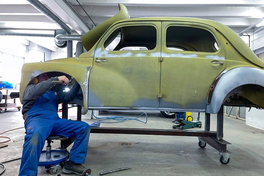 Voitures particulières, utilitaires, camions: chez Waldvogel, l’activité ne se limite pas à ce cœur de métier. Des classiques comme cette Renault 4CV…