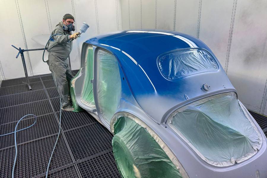 … direction la cabine de peinture. Le spécialiste au pistolet n’attendait que cela: appliquer sur la carrosserie son éclatant bleu Gordini.