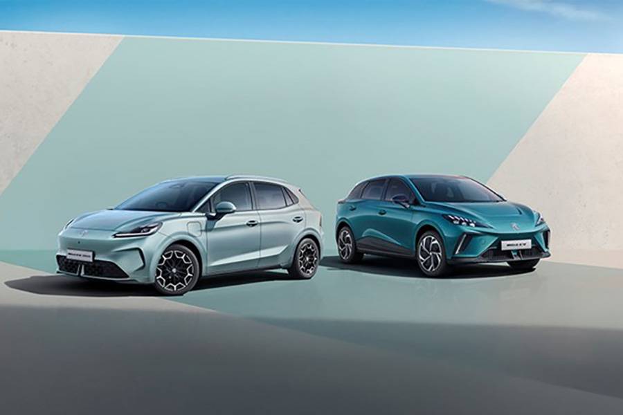 Links der neue MG4 EV Urban, rechts der überarbeitete MG4 EV: MG stellt seine elektrische Kompaktklasse in der Schweiz breiter auf – mit günstigem Einstieg auf der einen und mehr Reichweite auf der anderen Seite.