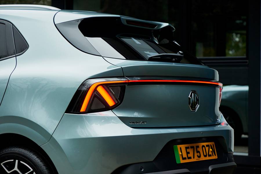 Am Heck zeigt der Urban klare Linien und einen sachlichen Auftritt – passend zu einem Modell, das vor allem mit Effizienz, Nutzwert und attraktivem Preis punkten soll.