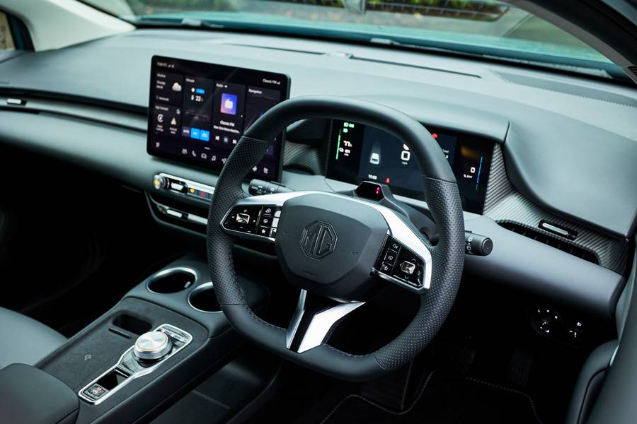 Im Innenraum setzt der MG4 EV auf Übersicht statt Reizüberflutung: grosser Touchscreen, digitales Fahrerdisplay und physische Bedienelemente sollen die Bedienung im Alltag bewusst einfach halten.