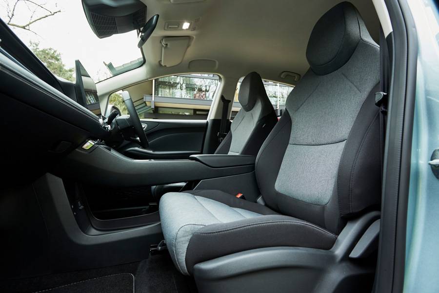 Auch bei den Sitzen und im Raumgefühl bleibt der Anspruch bodenständig: Der Urban ist als unkomplizierter Begleiter für den Alltag ausgelegt, nicht als rollende Designübung.