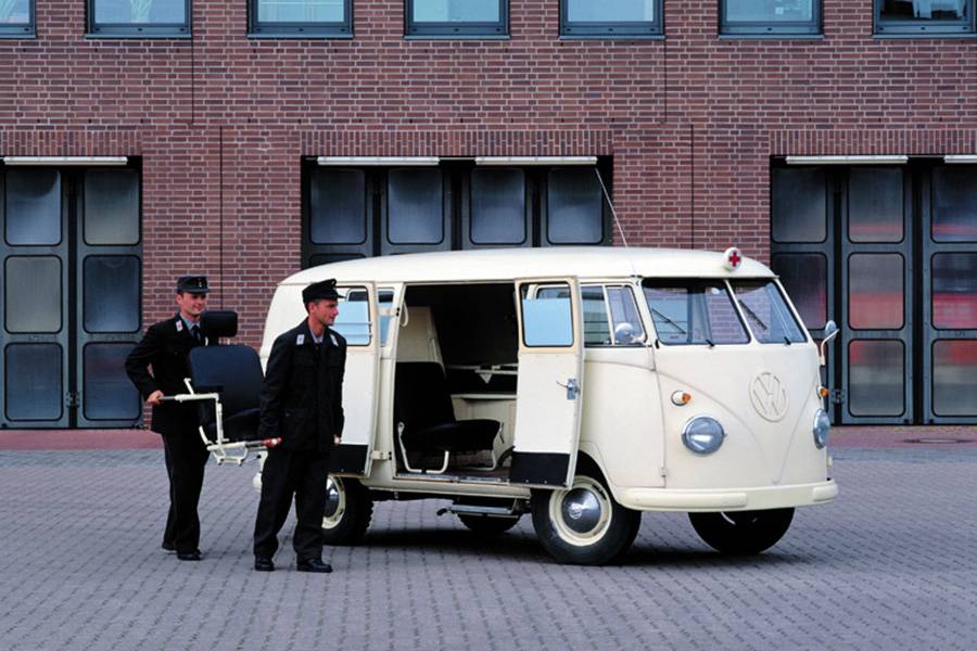 Vom Transporter zum Retter: Der Krankenwagen von 1956 steht für die Vielseitigkeit der frühen Bulli-Generation – robust, schlicht und im Einsatz ziemlich unersetzlich.