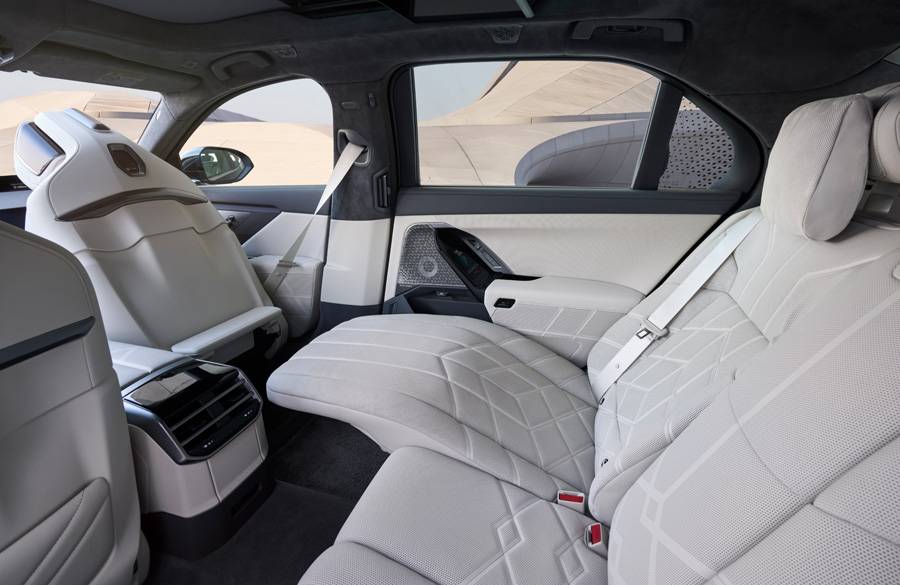 Im Fond spielt der 7er seine alte Stärke aus: viel Platz, viel Ruhe und Sitze, die klar machen, dass Ankommen hier nur die halbe Aufgabe ist.