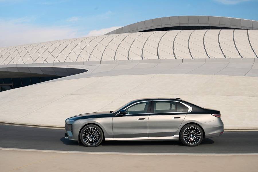 Surfaces épurées, ligne longue, proportions nettes: cette génération mise moins sur l’ornement que sur une présence technologique plus maîtrisée.