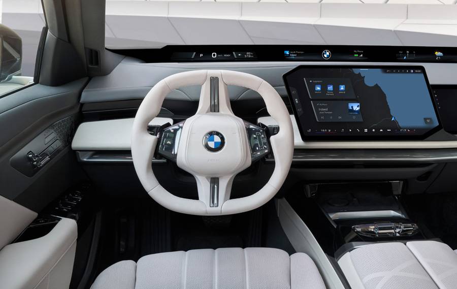 Le nouveau volant et les grands affichages montrent la direction prise par BMW: l’habitacle n’est plus seulement un espace luxueux, mais une véritable interface de pilotage.