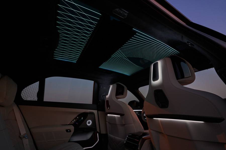 L’éclairage d’ambiance et le jeu lumineux du toit composent une atmosphère de lounge. Ici, le luxe ne se limite plus au cuir: il se règle aussi par l’ambiance.