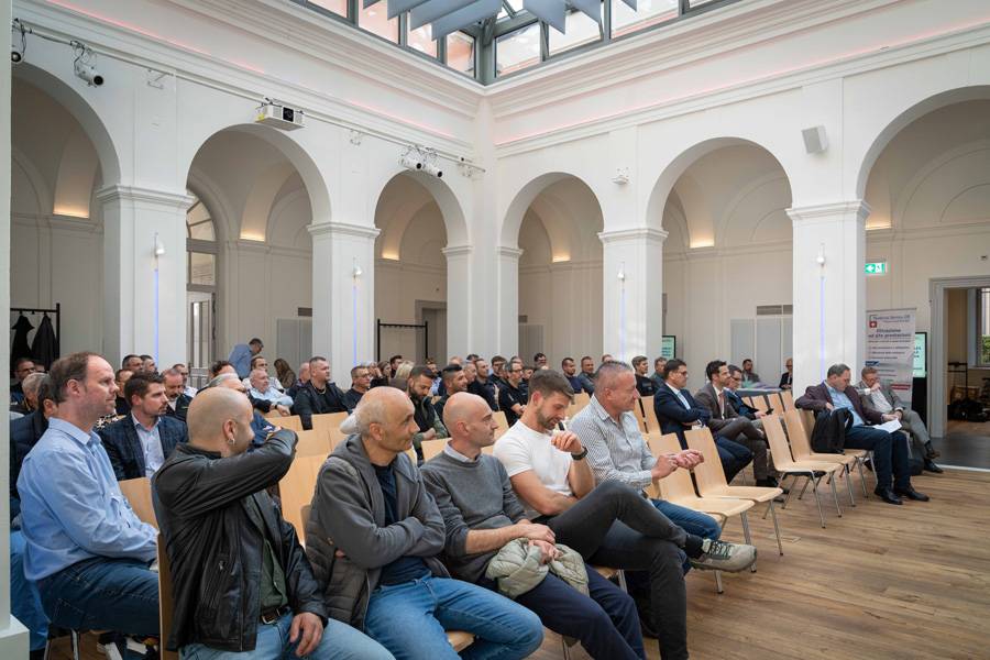 Une salle bien remplie et attentive: membres et invités ont suivi à Lugano les analyses consacrées à l’état de la branche, aux coûts de réparation, à la formation et aux défis à venir.