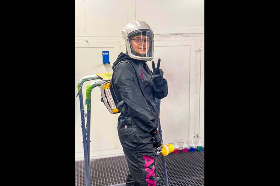 Druck gehört zur Vorbereitung, ein Lächeln offenbar auch. Zwischen Lackierpistole, Atemschutz und Prüfungsnähe bleibt ein kurzer Moment, der zeigt: Sicherheit entsteht nicht nur durch Können, sondern auch durch Gelassenheit.