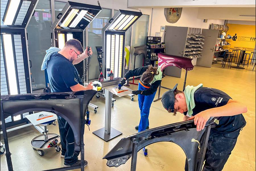 Farbton, Oberfläche, Ablauf: An den Werkstücken zeigt sich schnell, wie sauber die Vorbereitung sitzt. Die Teilnehmer arbeiten selbstständig und schärfen dabei genau jene Routinen, die im QV abrufbar sein müssen.