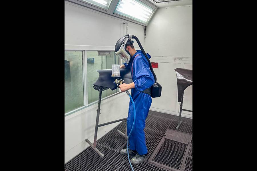 Dans la cabine de peinture, la théorie devient geste professionnel. Guidés par une méthode claire, équipés de leur protection complète, les participants travaillent cette précision qui fera la différence lors de la procédure de qualification.