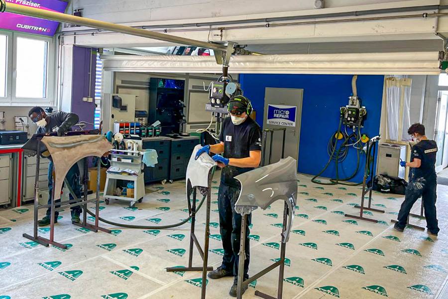 Des conditions réalistes plutôt qu’un simple exercice: dans l’atelier, les apprentis approfondissent pas à pas leurs compétences pratiques, concentrés, structurés et déjà tournés vers l’étape décisive qui les attend.