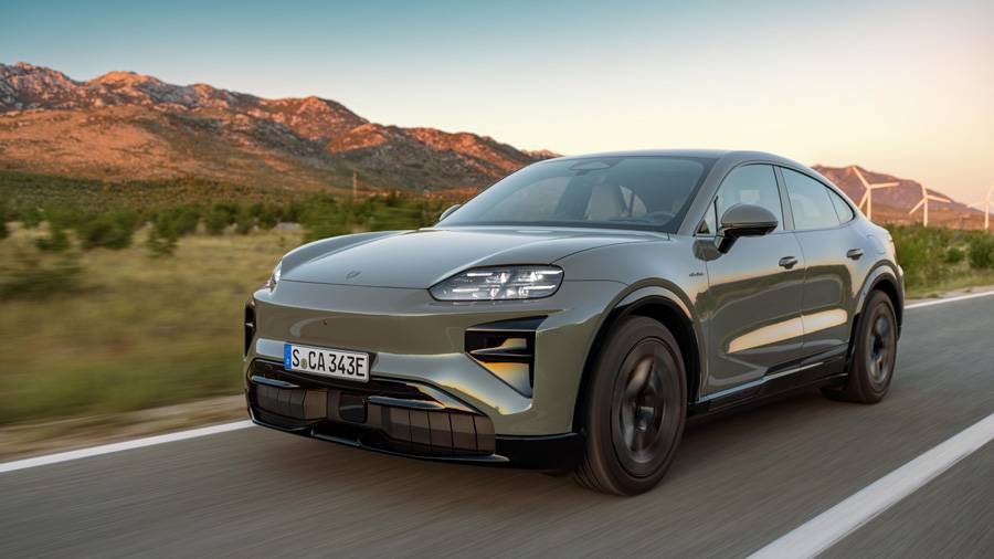 Flacher, breiter, elektrischer: Das neue Cayenne Coupé Electric zeigt seine 911-inspirierte Flyline auch in Bewegung deutlich – und macht auf der Strasse klar, dass Porsche hier mehr Sportwagen ins SUV bringen will.