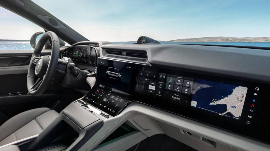 A bord, la Porsche Driver Experience mise sur un cockpit très numérique, mais sans renoncer aux commandes classiques. Une manière de rappeler que la modernité gagne parfois à garder quelques boutons.