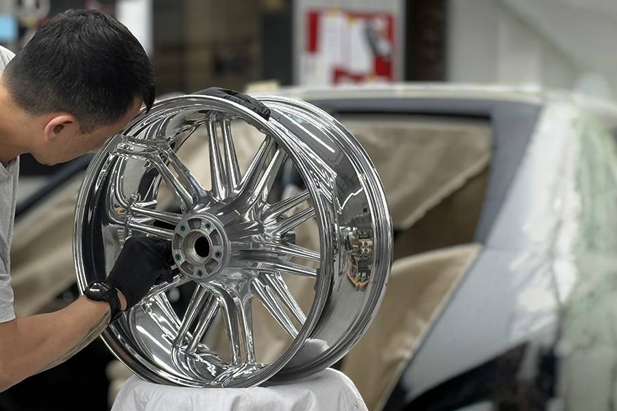 Nach der Reparatur folgt auf Wunsch die Keramikversiegelung: Sie schützt die Oberfläche, hält Bremsstaub und Schmutz besser auf Distanz und sorgt für langanhaltenden Glanz.